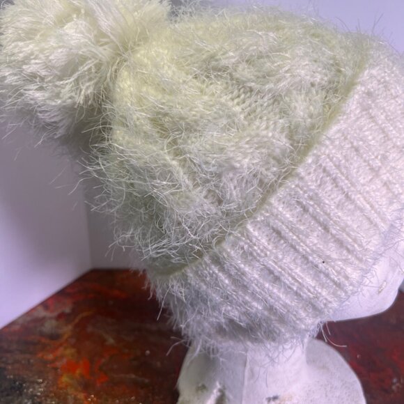 Calvin Klein Women's‎ Cream Fuzzy Pom Pom Winter Beanie Hat - Picture 2 of 6